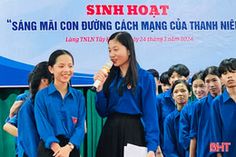 Đoàn Thanh niên Cục Hải quan Hà Tĩnh trao quà cho người dân miền núi Kỳ Anh