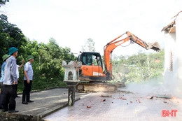 Đức Thọ huy động lực lượng giúp dân giải toả mặt bằng hành lang lưới điện 500 kV mạch 3