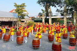 Sống động những màn trống hội trên quê hương Vua Mai