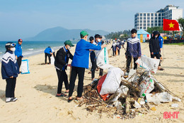 400 đoàn viên ra quân làm sạch bãi biển Thiên Cầm