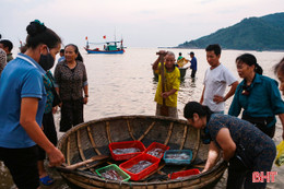 Ngư dân Hà Tĩnh "gác" lễ vươn khơi, mang về nguồn hải sản tươi ngon