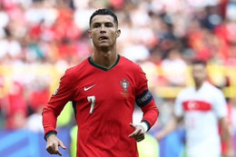 UEFA điều tra sự cố của Ronaldo