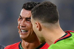 Ronaldo bật khóc, Bồ Đào Nha vào tứ kết sau loạt luân lưu