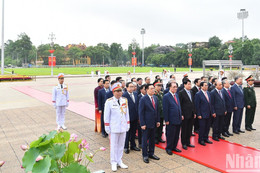 Các đồng chí lãnh đạo Đảng, Nhà nước vào Lăng viếng Chủ tịch Hồ Chí Minh