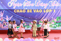 Học sinh mầm non 1 TP Hà Tĩnh tham gia chương trình "Ngàn hoa dâng Bác"