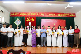 39 học sinh ưu tú vinh dự đứng vào hàng ngũ của Đảng