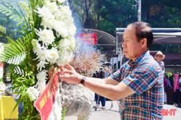 Đoàn công tác Thành uỷ Hải Phòng dâng hương tại các địa chỉ đỏ ở Hà Tĩnh