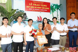 Trao 28 Huy hiệu Đảng cho đảng viên ở Vũ Quang