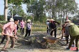 Nắng nóng, người dân Thạch Hà vẫn dồn sức cho nông thôn mới 