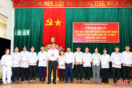 Thạch Hà trao 27 suất quà cho học sinh trước kỳ thi tuyển sinh lớp 10