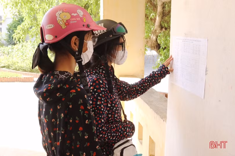 Hơn 15.600 thí sinh Hà Tĩnh làm thủ tục, nghe hướng dẫn các biện pháp phòng dịch Covid-19