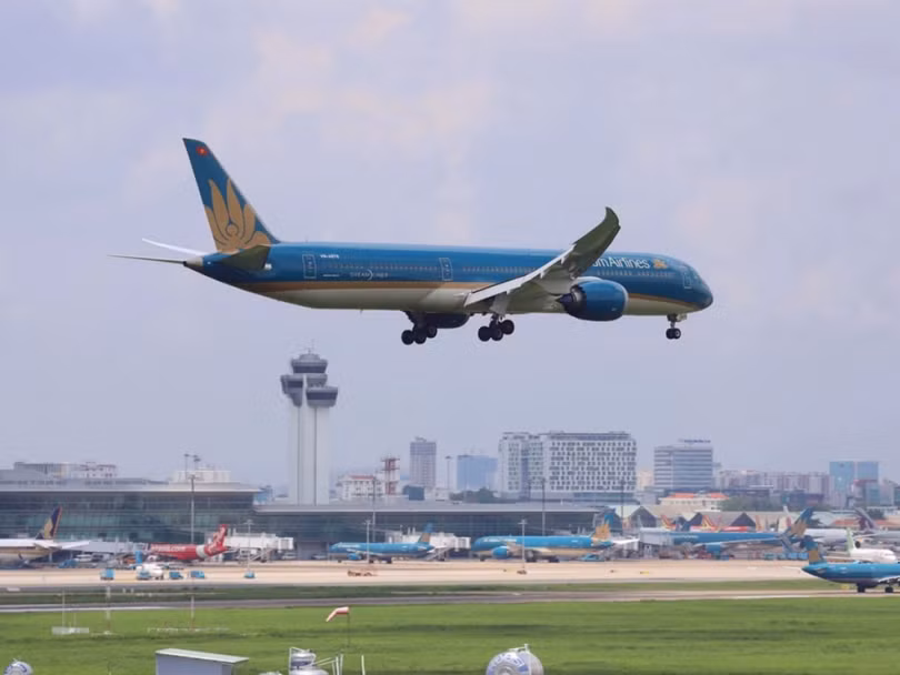 Cho phép nối lại các chuyến bay chở người nhập cảnh tại Tân Sơn Nhất và Nội Bài