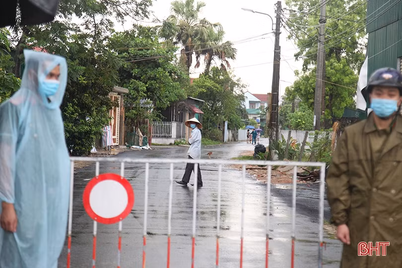 Huy động hơn 100 cán bộ, chiến sĩ công an Hà Tĩnh trực chốt phòng dịch Covid-19