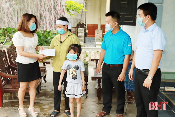 Huyện đoàn Nghi Xuân ra quân làm sạch biển