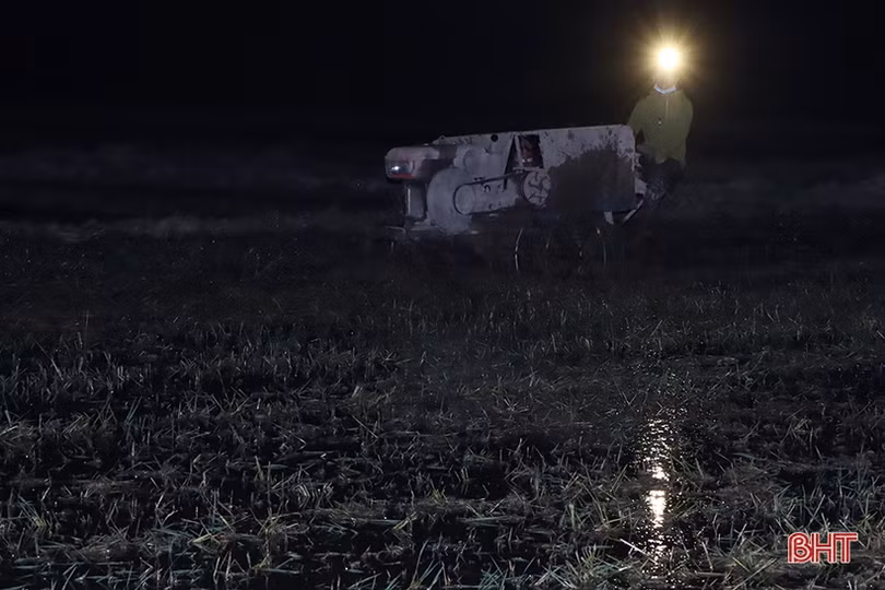 Hà Tĩnh: Thợ cày “trốn” nóng làm xuyên đêm hỗ trợ nhà nông gieo cấy sớm