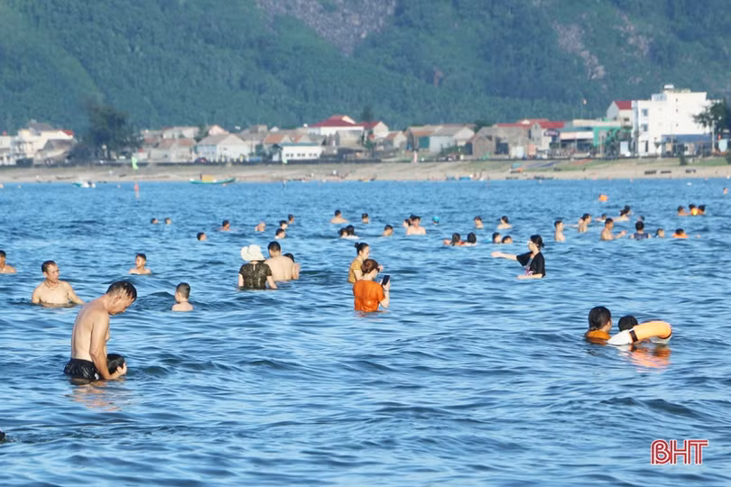 Nhiều người dân Hà Tĩnh đổ về bãi biển tránh nóng, “phớt lờ” khuyến cáo phòng dịch Covid-19
