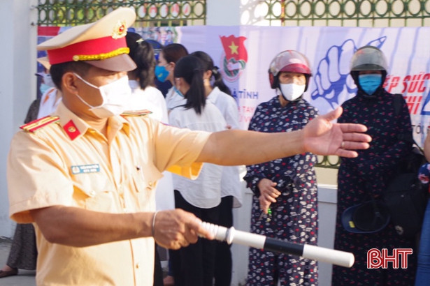 Chiến sỹ CSGT Can Lộc lái ôtô chở thí sinh về nhà lấy thẻ dự thi