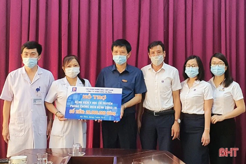 Xăng dầu Hà Tĩnh tặng 5 bộ máy vi tính phục vụ thông tin phòng chống dịch