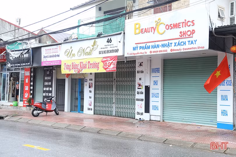 Người dân TP Hà Tĩnh đóng cửa hàng quán để phòng dịch Covid-19