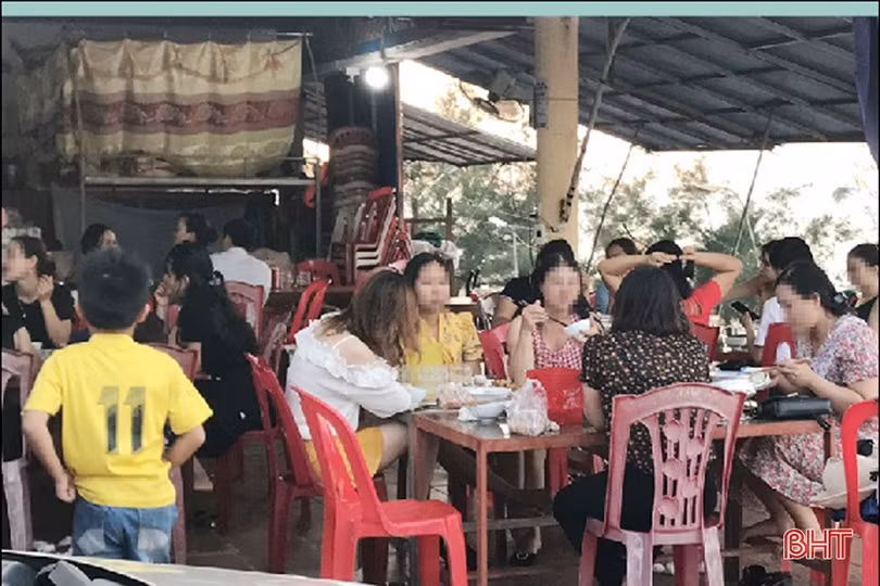 Nhiều người dân Hà Tĩnh đổ về bãi biển tránh nóng, “phớt lờ” khuyến cáo phòng dịch Covid-19