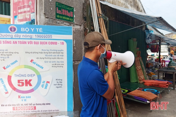 Tuổi trẻ Lộc Hà làm kính chắn giọt bắn phục vụ phòng, chống Covid-19