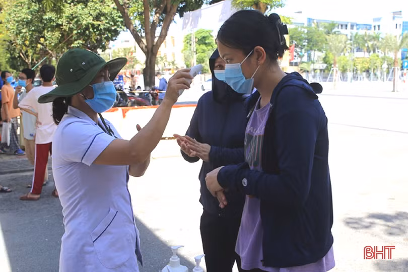 Hơn 15.600 thí sinh Hà Tĩnh làm thủ tục, nghe hướng dẫn các biện pháp phòng dịch Covid-19