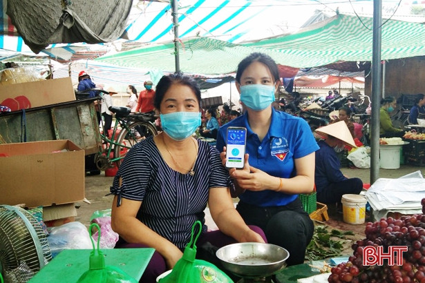 Tuổi trẻ Lộc Hà làm kính chắn giọt bắn phục vụ phòng, chống Covid-19