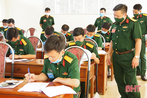Trao chứng nhận cho 35 bí thư chi bộ, báo cáo viên quân sự giỏi