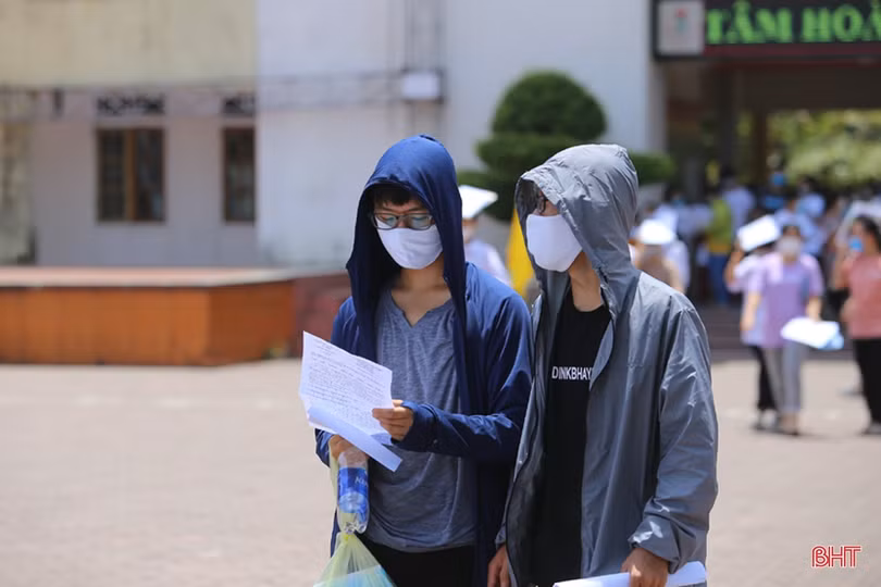 Hơn 800 thí sinh so tài kiến thức, giành 355 “vé” vào Trường THPT Chuyên Hà Tĩnh