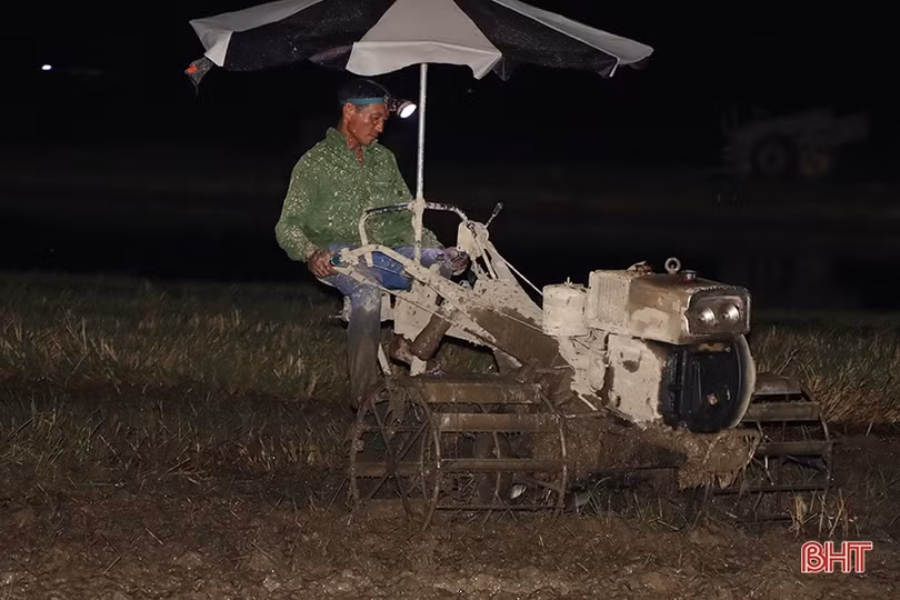 Hà Tĩnh: Thợ cày “trốn” nóng làm xuyên đêm hỗ trợ nhà nông gieo cấy sớm