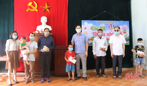 Tặng nhiều phần quà tết cho người có hoàn cảnh khó khăn