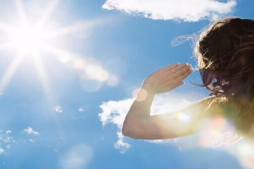 Bảo vệ mắt và tóc dưới nắng hè