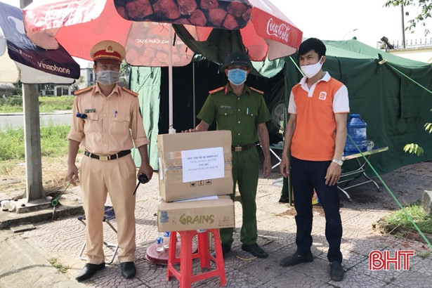 Người dân TP Hà Tĩnh trao vật phẩm tiếp thêm sức mạnh chống dịch cho các lực lượng