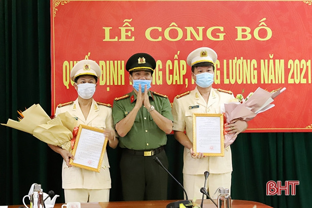 Công an Hà Tĩnh công bố quyết định thăng cấp bậc hàm, nâng bậc lương