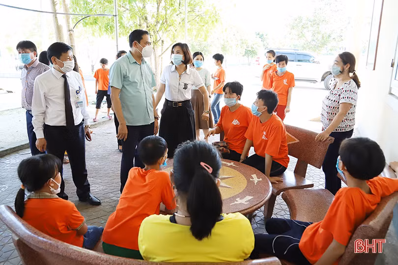 Chủ tịch UBND tỉnh Võ Trọng Hải thăm, tặng quà Làng Trẻ em mồ côi Hà Tĩnh