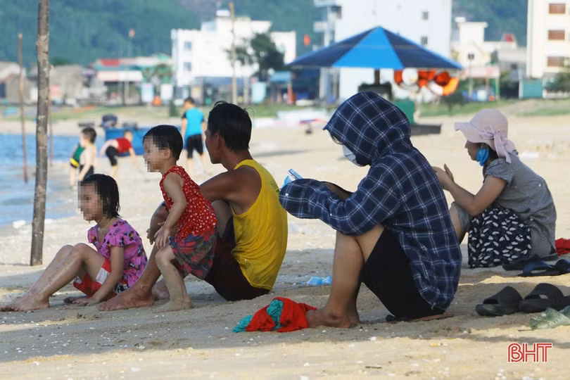 Nhiều người dân Hà Tĩnh đổ về bãi biển tránh nóng, “phớt lờ” khuyến cáo phòng dịch Covid-19