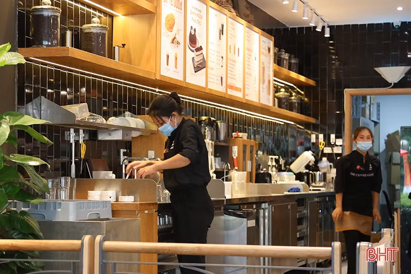 Người dân TP Hà Tĩnh đóng cửa hàng quán để phòng dịch Covid-19