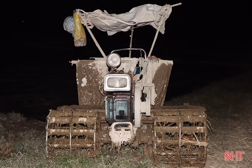 Hà Tĩnh: Thợ cày “trốn” nóng làm xuyên đêm hỗ trợ nhà nông gieo cấy sớm ảnh 7 Hà Tĩnh: Thợ cày “trốn” nóng làm xuyên đêm hỗ trợ nhà nông gieo cấy sớm