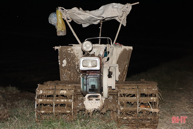 Hà Tĩnh: Thợ cày “trốn” nóng làm xuyên đêm hỗ trợ nhà nông gieo cấy sớm ảnh 7 Hà Tĩnh: Thợ cày “trốn” nóng làm xuyên đêm hỗ trợ nhà nông gieo cấy sớm