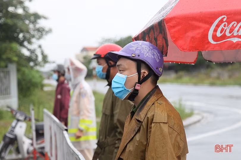 Huy động hơn 100 cán bộ, chiến sĩ công an Hà Tĩnh trực chốt phòng dịch Covid-19