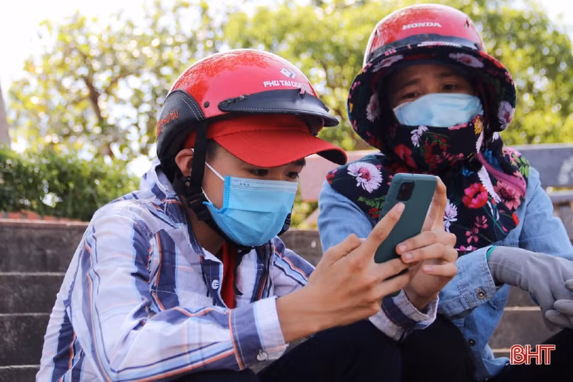 Hơn 15.600 thí sinh Hà Tĩnh làm thủ tục, nghe hướng dẫn các biện pháp phòng dịch Covid-19