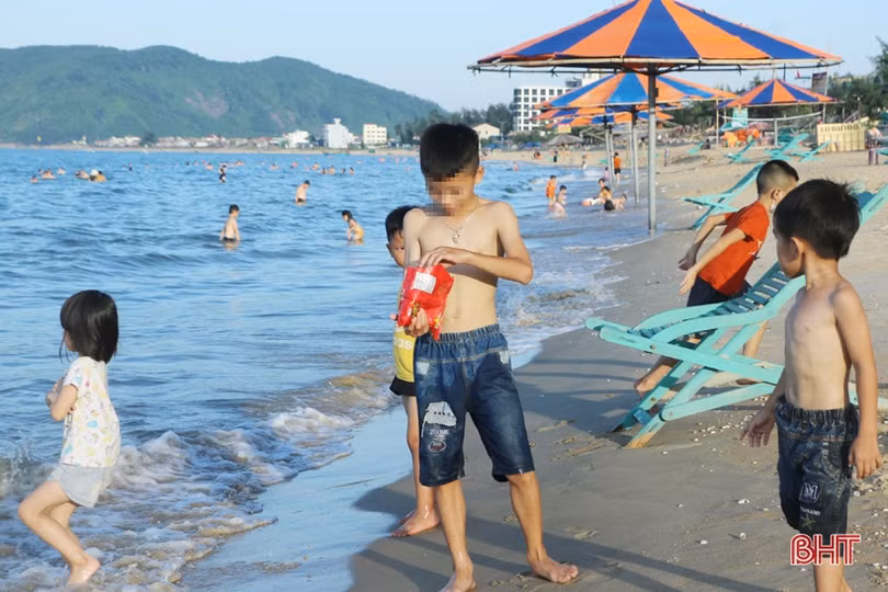 Nhiều người dân Hà Tĩnh đổ về bãi biển tránh nóng, “phớt lờ” khuyến cáo phòng dịch Covid-19