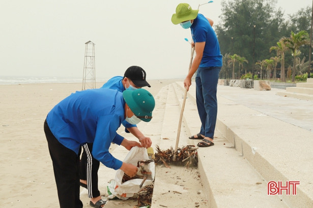 Huyện đoàn Nghi Xuân ra quân làm sạch biển