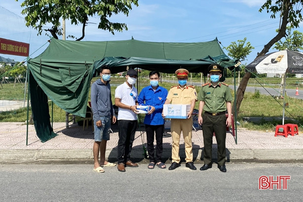 Người dân TP Hà Tĩnh trao vật phẩm tiếp thêm sức mạnh chống dịch cho các lực lượng