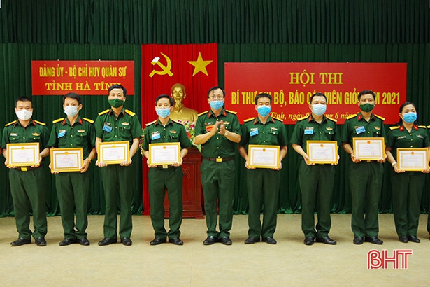 Trao chứng nhận cho 35 bí thư chi bộ, báo cáo viên quân sự giỏi