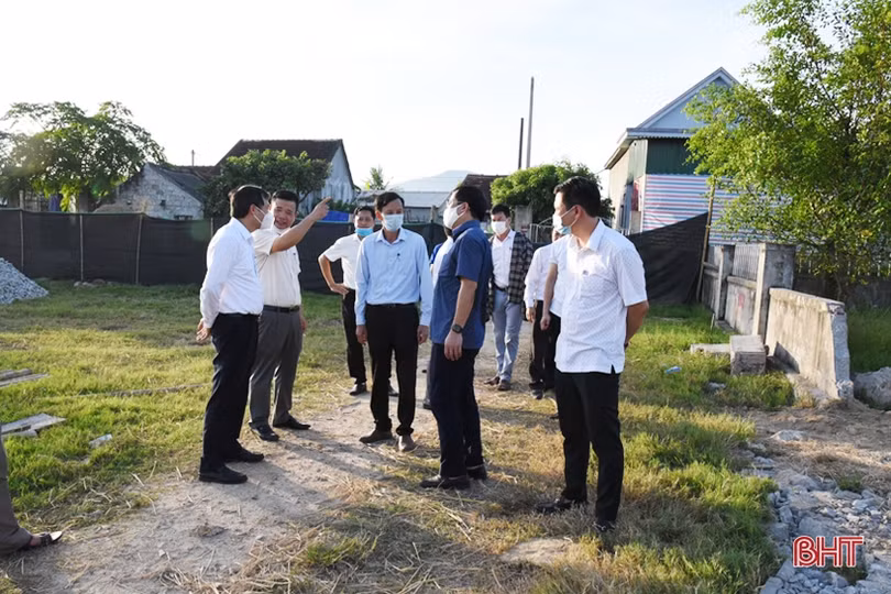 Bí thư Tỉnh ủy tặng quà các trẻ em có hoàn cảnh khó khăn ở TP Hà Tĩnh và Lộc Hà