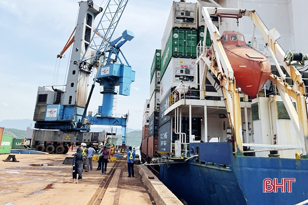 26 container hàng hóa chuẩn bị rời cảng Vũng Áng vào TP Hồ Chí Minh