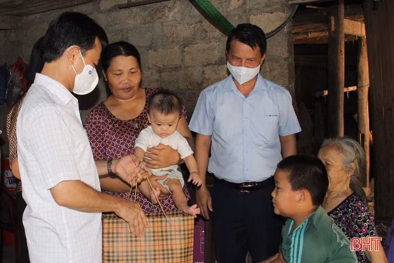 Phó Bí thư Thường trực Tỉnh ủy tặng quà trẻ em, động viên gia đình có 2 cháu nhỏ vừa đuối nước