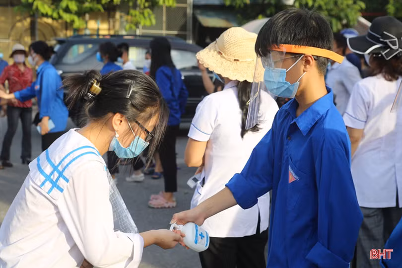 Hơn 800 thí sinh so tài kiến thức, giành 355 “vé” vào Trường THPT Chuyên Hà Tĩnh