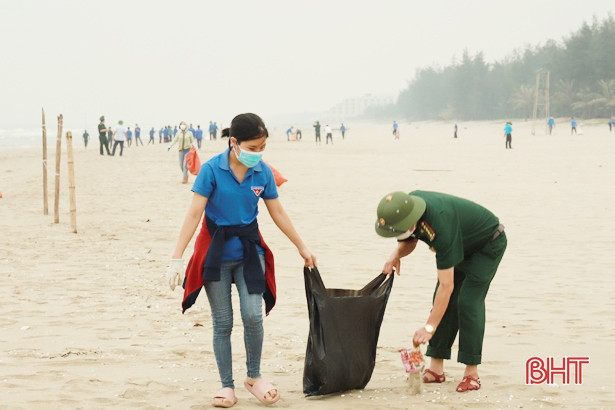 Huyện đoàn Nghi Xuân ra quân làm sạch biển